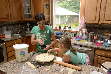Greta and Erynn baking a pie1